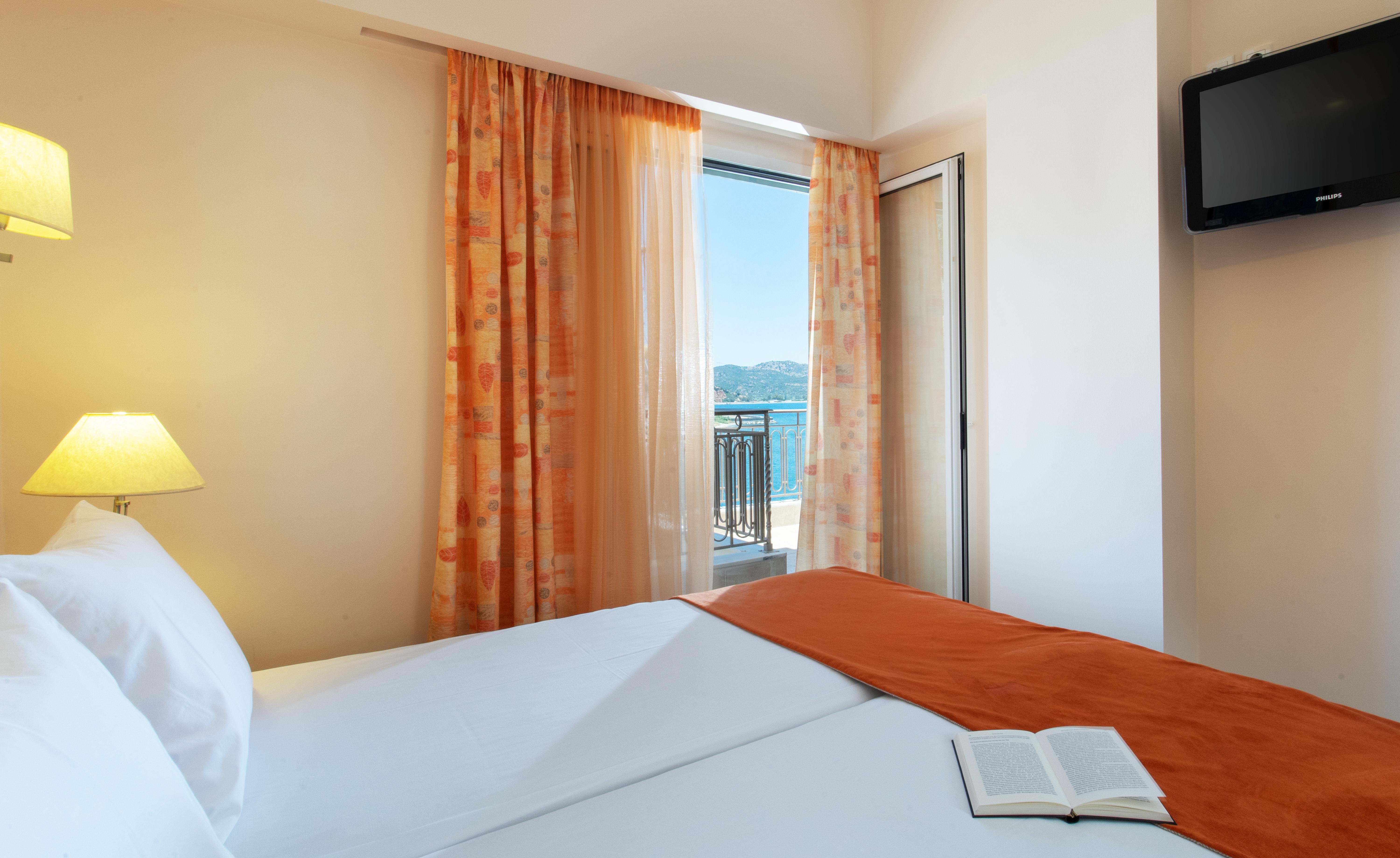 Pantheon City Hotel Gythio Extérieur photo