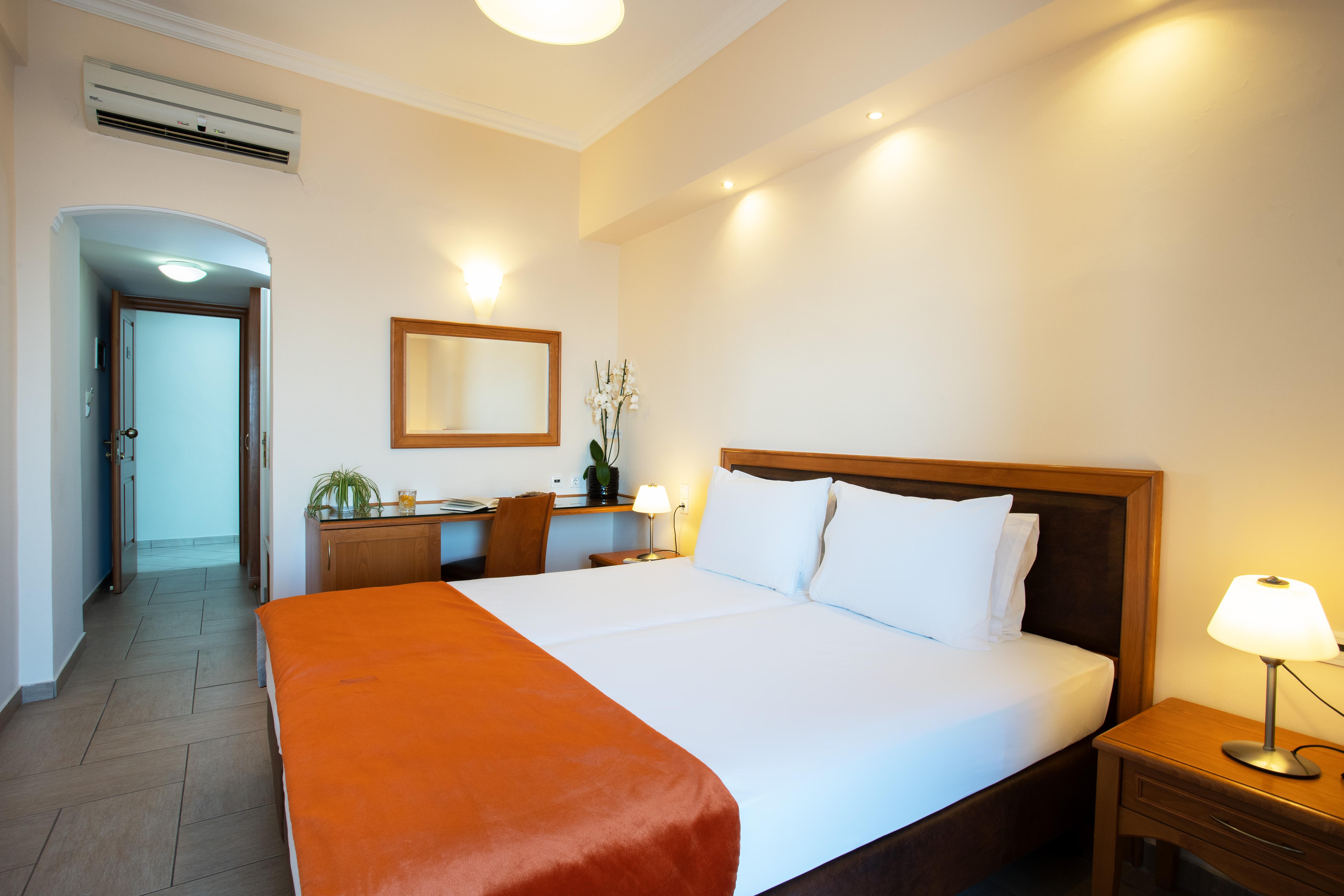 Pantheon City Hotel Gythio Extérieur photo