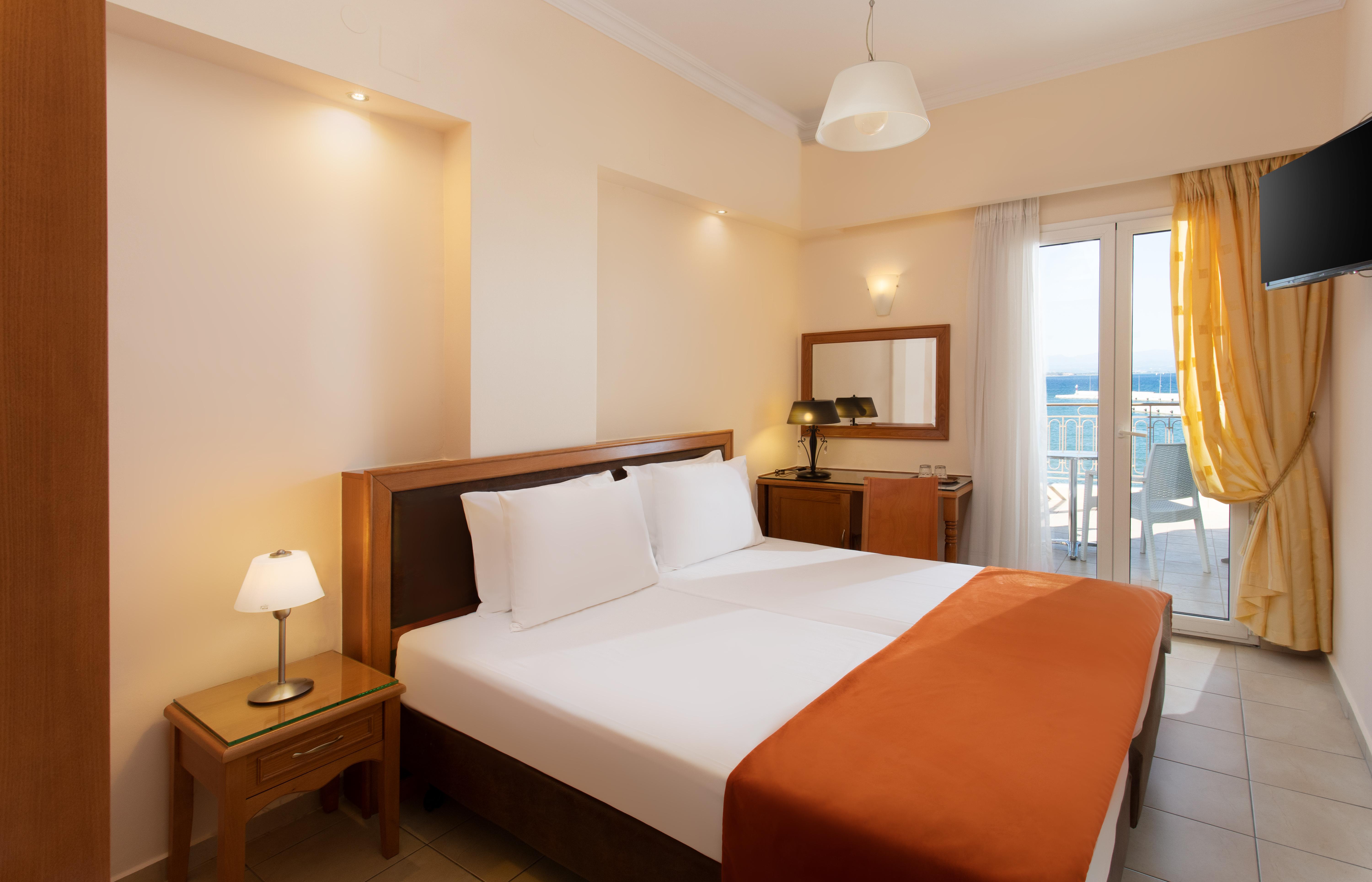 Pantheon City Hotel Gythio Extérieur photo